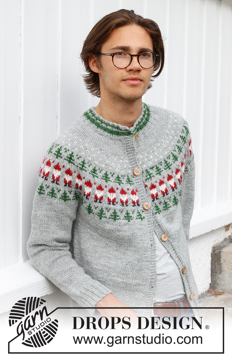 Christmas Time Cardigan / DROPS 233-13 - Knitted jacket for men in DROPS Karisma. The piece is worked top down, with round yoke and coloured pattern of Santa and Christmas tree. Sizes S - XXXL. Theme: Christmas.