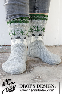 Snowman Time Socks / DROPS 233-16 - Gebreide sokken voor heren in DROPS Karisma. Het werk wordt van boven naar beneden gebreid met gekleurd kerstman- en sneeuwpop patroon. Maten 38 – 46. Thema: Kerst.