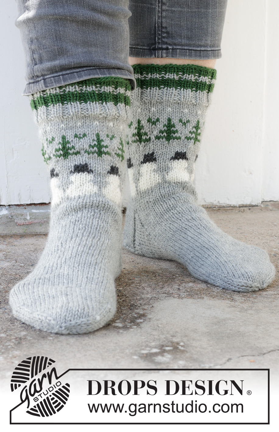 Snowman Time Socks / DROPS 233-16 - Gebreide sokken voor heren in DROPS Karisma. Het werk wordt van boven naar beneden gebreid met gekleurd kerstman- en sneeuwpop patroon. Maten 38 – 46. Thema: Kerst.