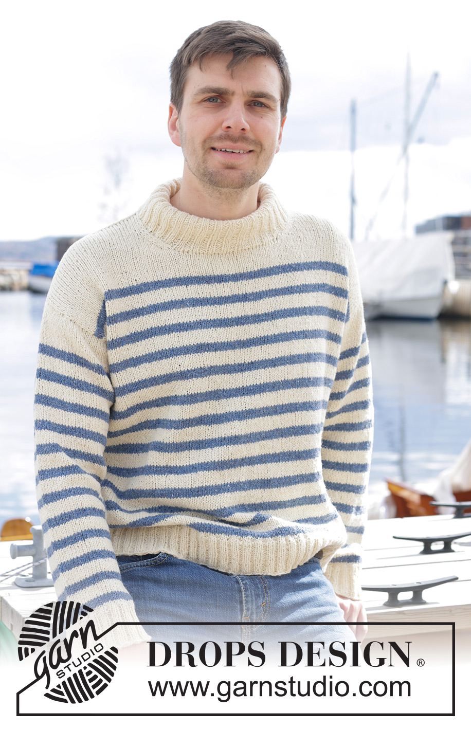 Sailor Stripes / DROPS 233-23 - Pull tricoté de haut en bas pour homme, en DROPS Soft Tweed. Se tricote avec épaules biaisées / épaules européennes, rayures et col montant. Du S au XXXL.