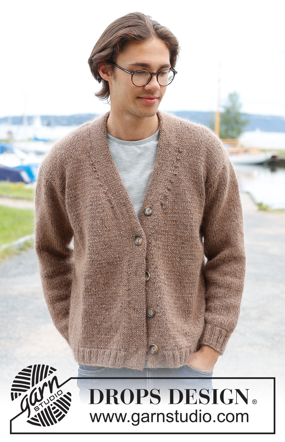 Tweed Casual / DROPS 233-9 - Gebreid vest voor heren in DROPS Soft Tweed en DROPS Kid-Silk. Het werk wordt van onder naar boven gebreid met V-hals en dubbele biezen. Maten S - XXXL.