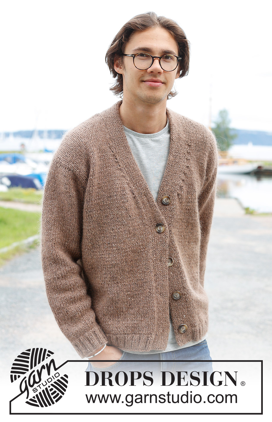 Tweed Casual / DROPS 233-9 - Gebreid vest voor heren in DROPS Soft Tweed en DROPS Kid-Silk. Het werk wordt van onder naar boven gebreid met V-hals en dubbele biezen. Maten S - XXXL.