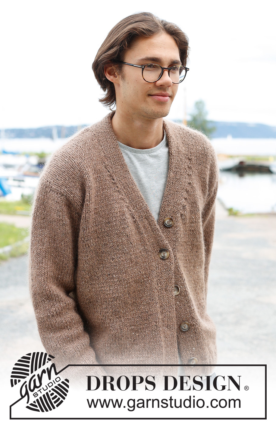 Tweed Casual / DROPS 233-9 - Gebreid vest voor heren in DROPS Soft Tweed en DROPS Kid-Silk. Het werk wordt van onder naar boven gebreid met V-hals en dubbele biezen. Maten S - XXXL.