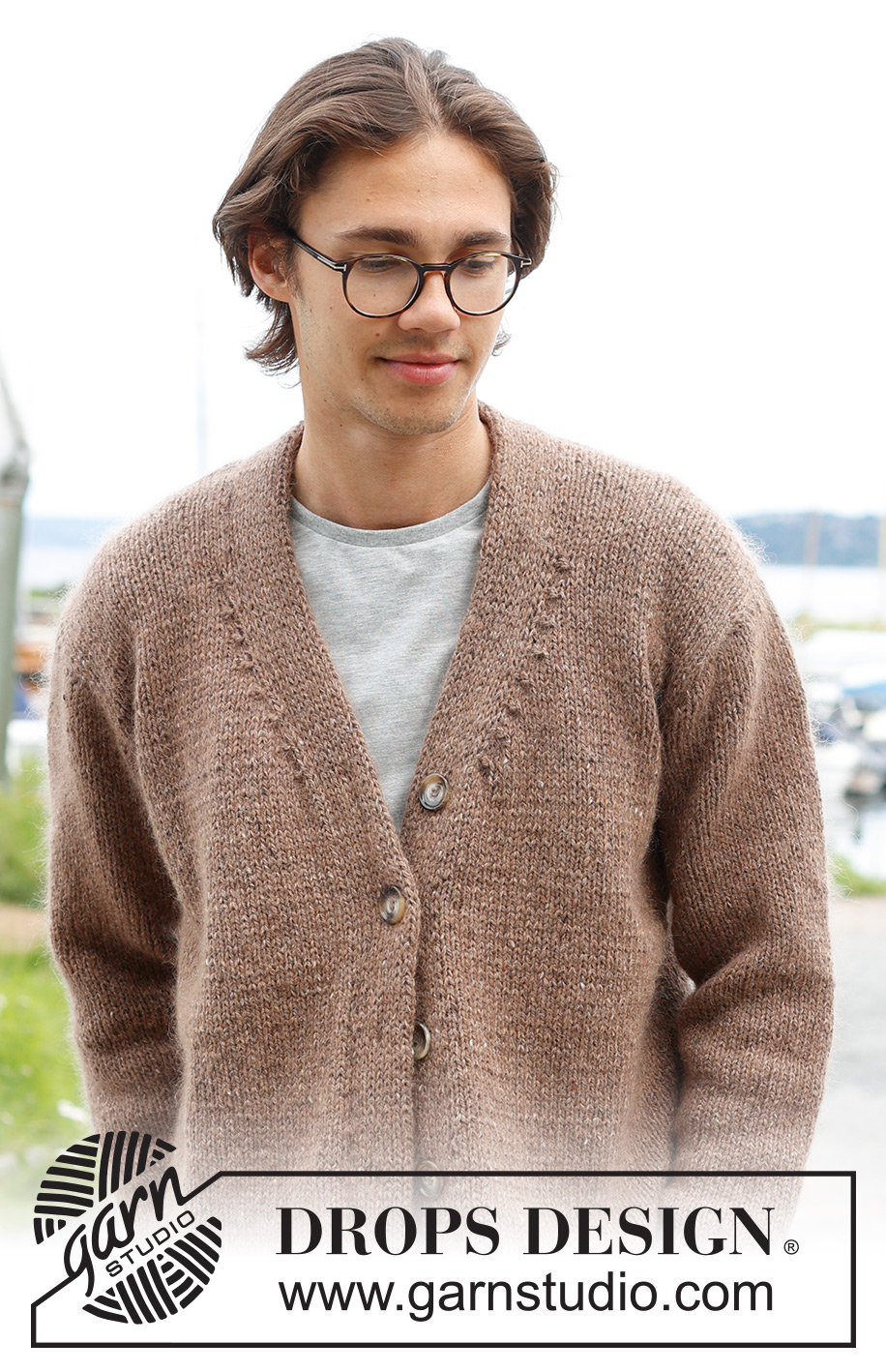Tweed Casual / DROPS 233-9 - Gebreid vest voor heren in DROPS Soft Tweed en DROPS Kid-Silk. Het werk wordt van onder naar boven gebreid met V-hals en dubbele biezen. Maten S - XXXL.