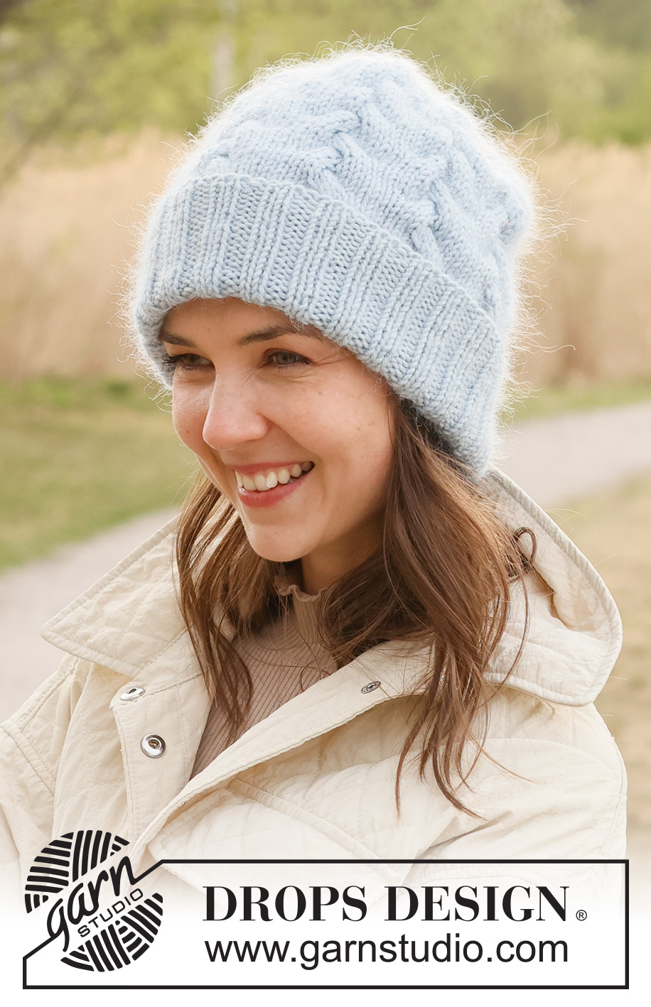 Braid Me Knot / DROPS 234-18 - Gorro tricotado com torcidos, em DROPS Merino Extra Fine e DROPS Kid-Silk. Tricota-se de cima para baixo.
