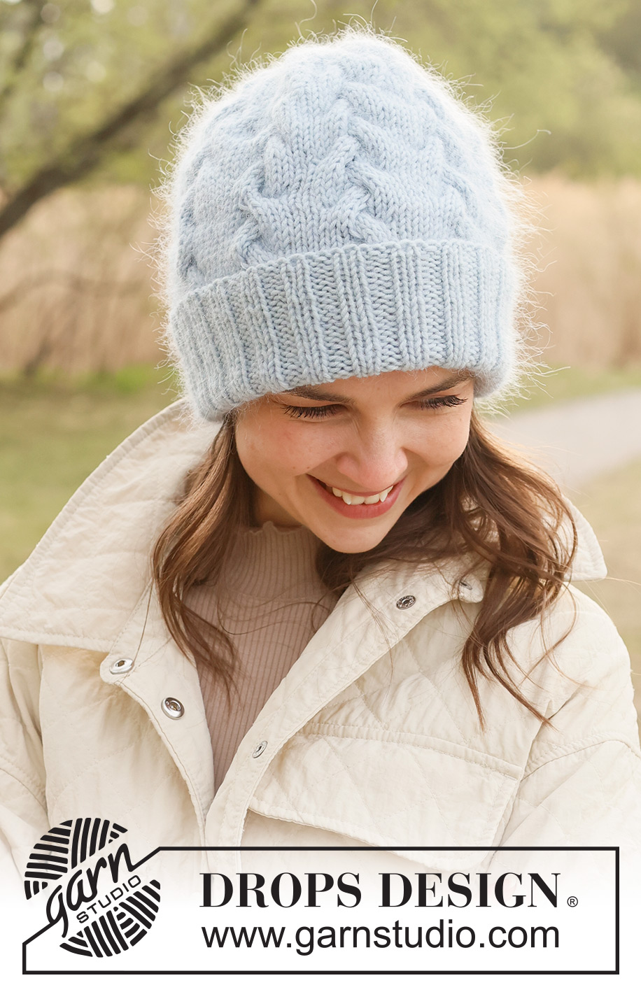 Braid Me Knot / DROPS 234-18 - Gorro tricotado com torcidos, em DROPS Merino Extra Fine e DROPS Kid-Silk. Tricota-se de cima para baixo.