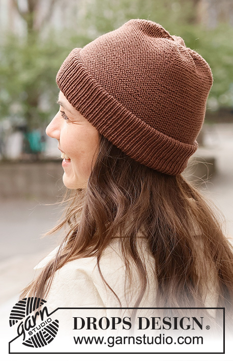 Roasted Chestnut Hat / DROPS 234-23 - Gestrickte Mütze in DROPS BabyMerino. Die Arbeit wird kraus rechts von unten nach oben gestrickt.