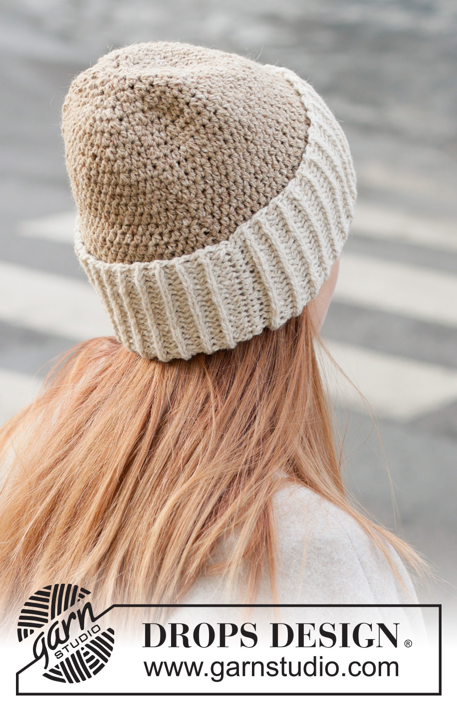 Peanut Butter Cookie Hat / DROPS 234-29 - Heklet lue i DROPS Soft Tweed. Arbeidet hekles i halvstaver med dobbel brettekant i struktur.
