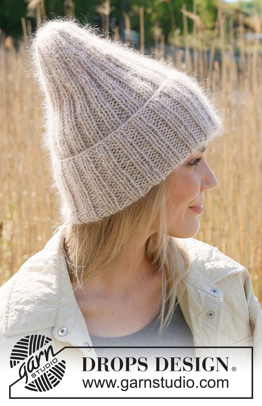 Frosted Charm / DROPS 234-39 - Gebreide muts in 1 draad DROPS Soft-Tweed en 2 draden DROPS Kid-Silk. Het werk is wordt van onder naar boven gebreid in boordsteek.