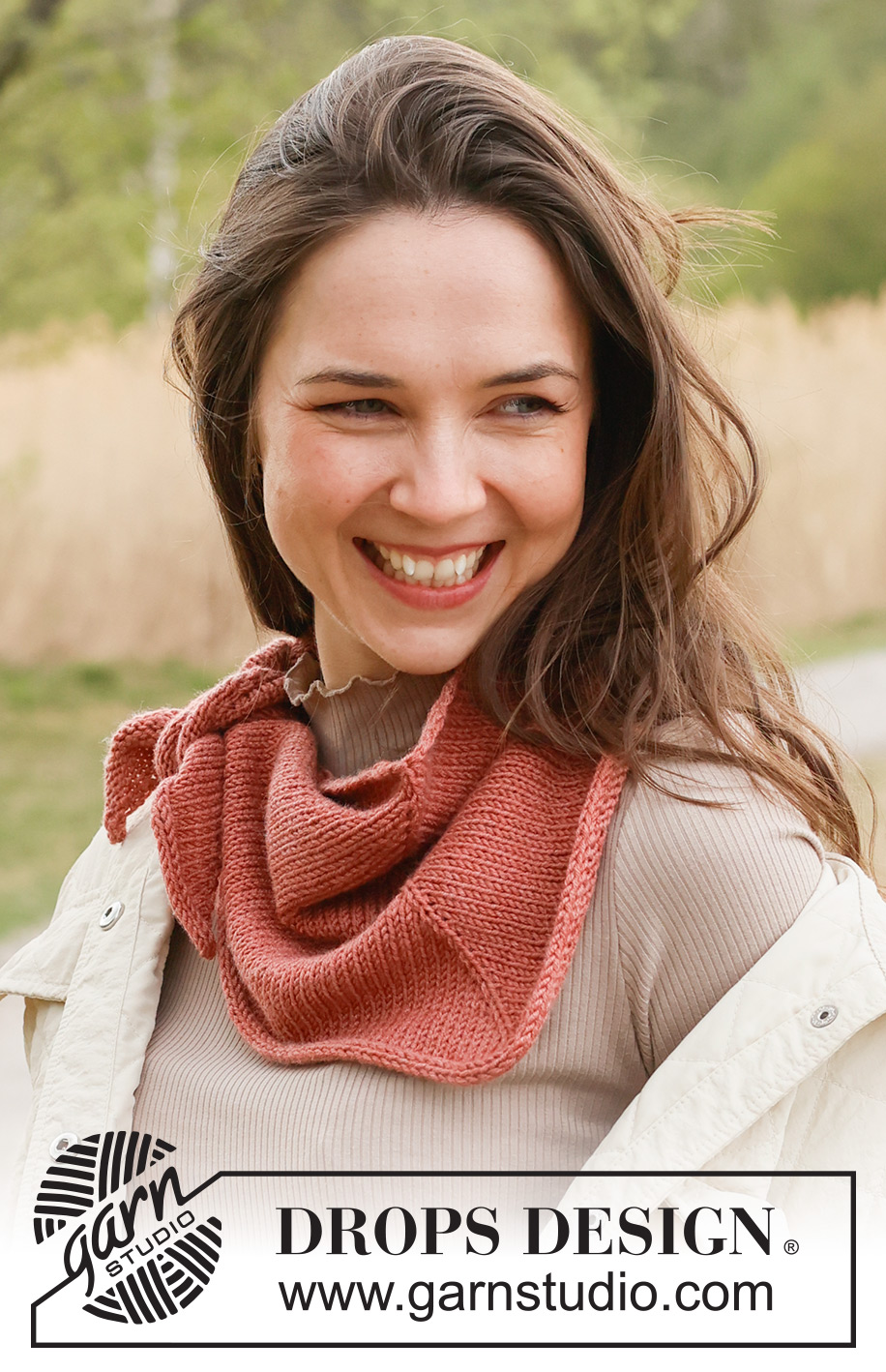 Spanish Rose / DROPS 234-49 - Gebreide omslagdoek in DROPS Merino Extra Fine. Het werk wordt van boven naar beneden gebreid, met tricotsteek en punnikrand.