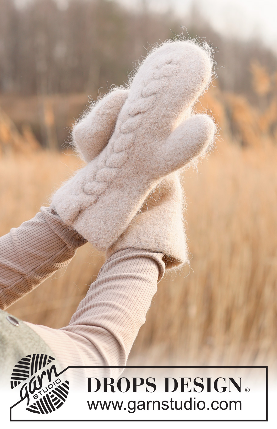 Snowie Mittens / DROPS 234-54 - Moufles tricotées et feutrées avec 1 fil DROPS Lima et 1 fil DROPS Kid-Silk. Se tricotent avec des torsades.