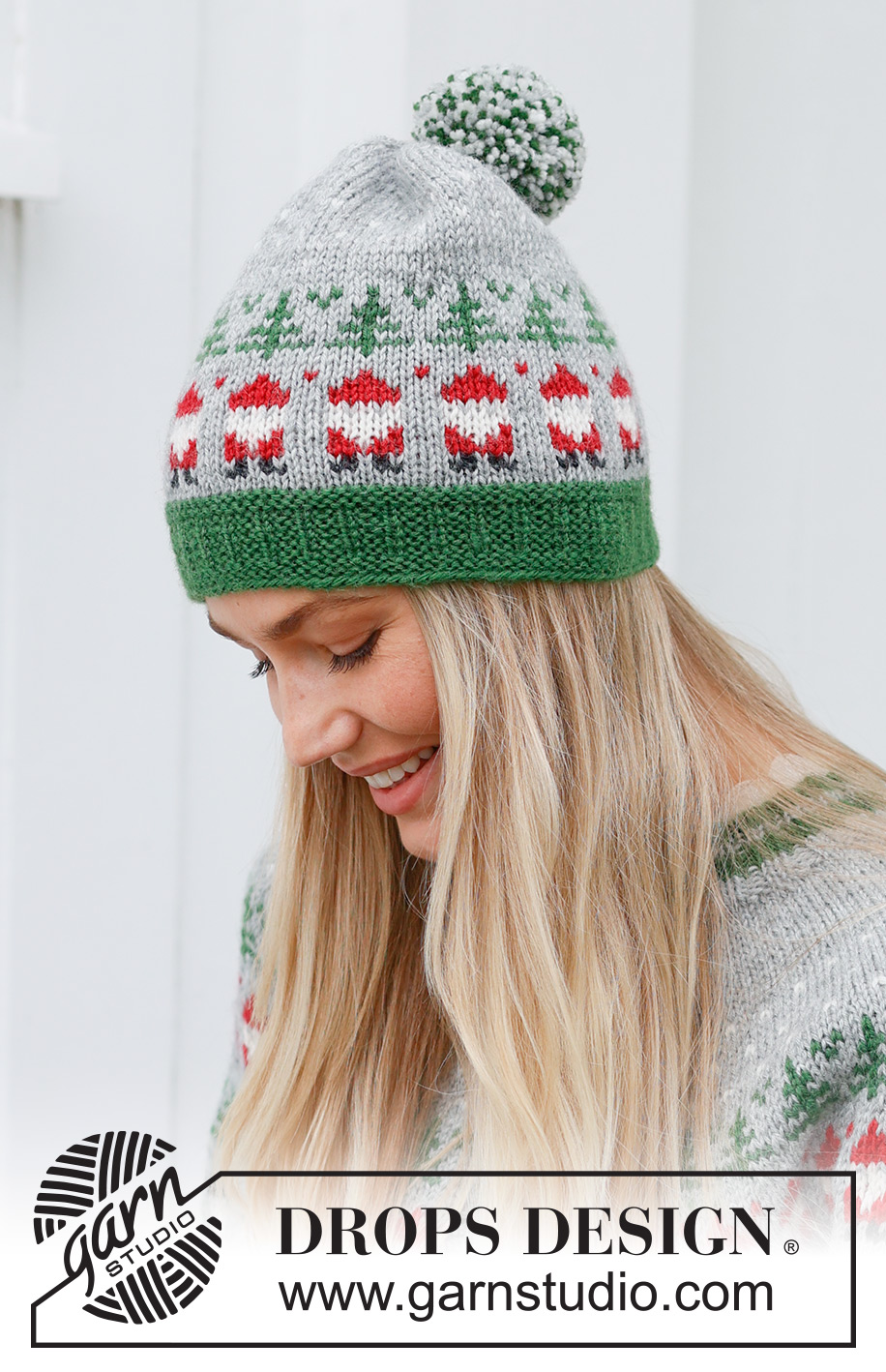 Christmas Time Hat / DROPS 234-62 - Bonnet tricoté en DROPS Karisma. Se tricote de bas en haut, avec jacquard Père Noël et sapin de Noël. Thème: Noël.