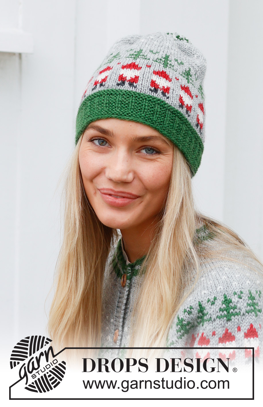 Christmas Time Hat / DROPS 234-62 - Bonnet tricoté en DROPS Karisma. Se tricote de bas en haut, avec jacquard Père Noël et sapin de Noël. Thème: Noël.