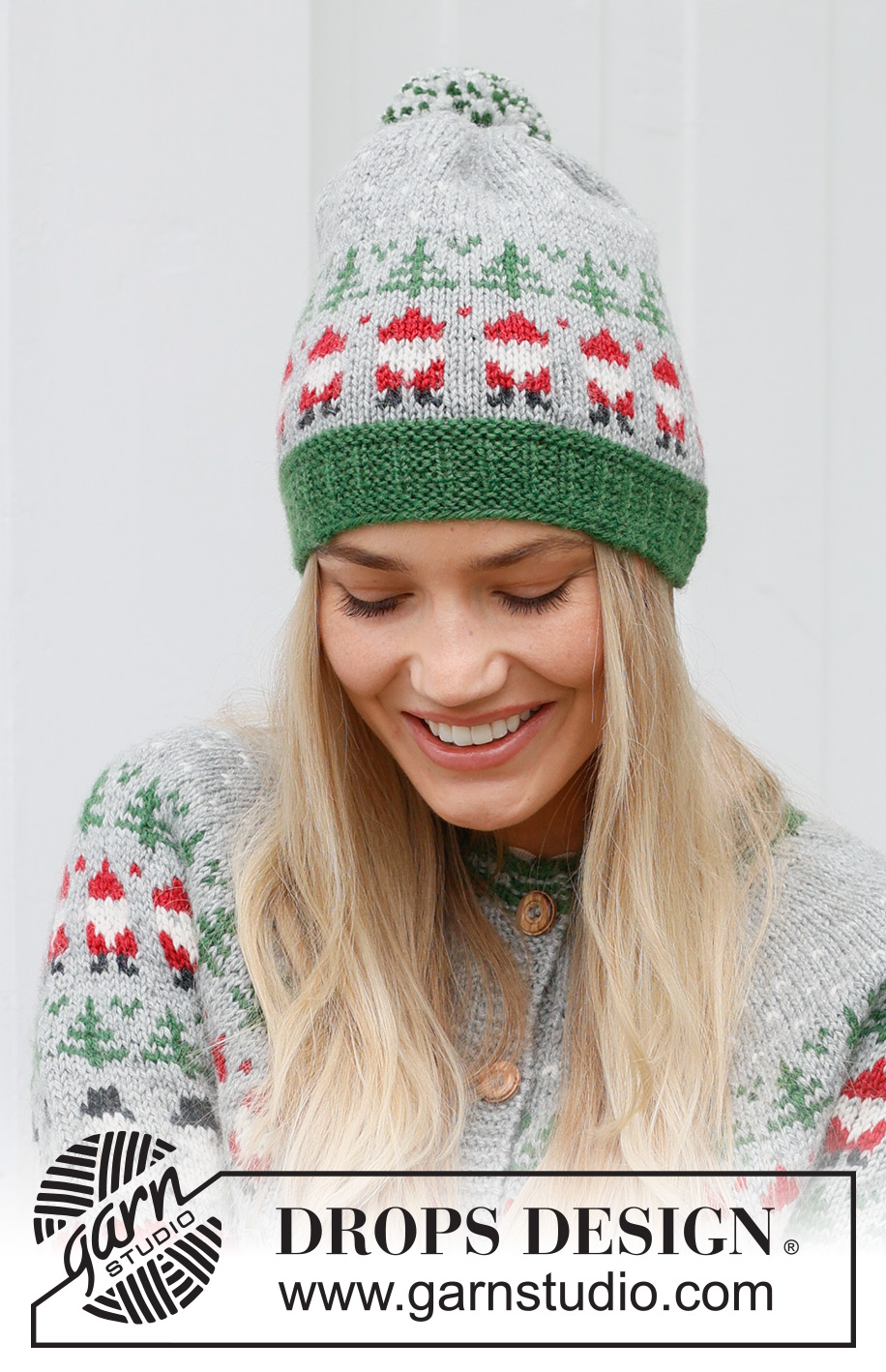 Christmas Time Hat / DROPS 234-62 - Bonnet tricoté en DROPS Karisma. Se tricote de bas en haut, avec jacquard Père Noël et sapin de Noël. Thème: Noël.