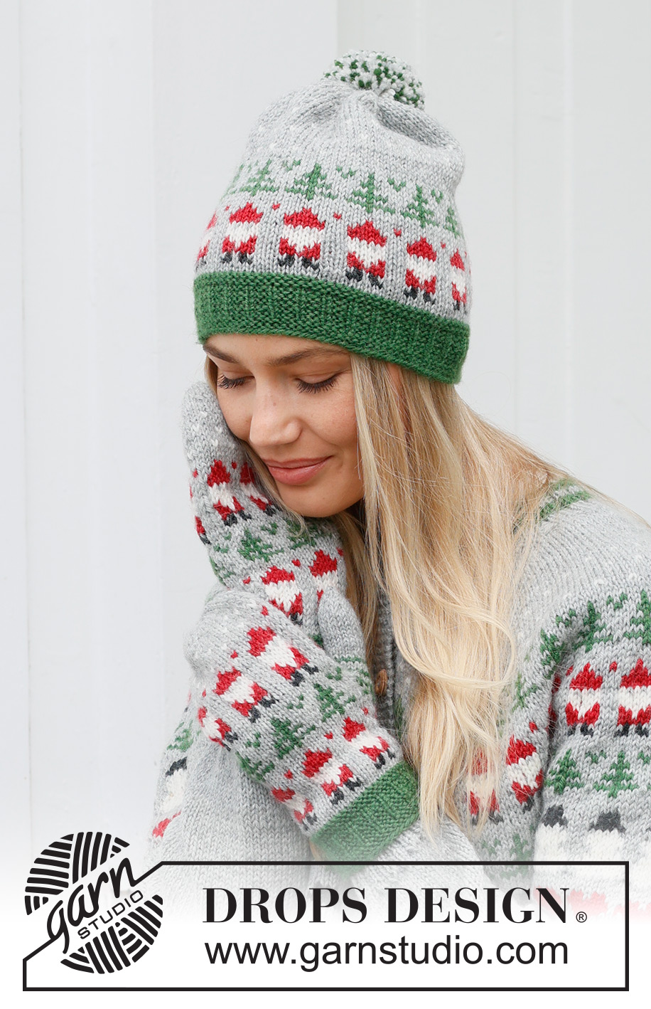 Christmas Time Hat / DROPS 234-62 - Bonnet tricoté en DROPS Karisma. Se tricote de bas en haut, avec jacquard Père Noël et sapin de Noël. Thème: Noël.