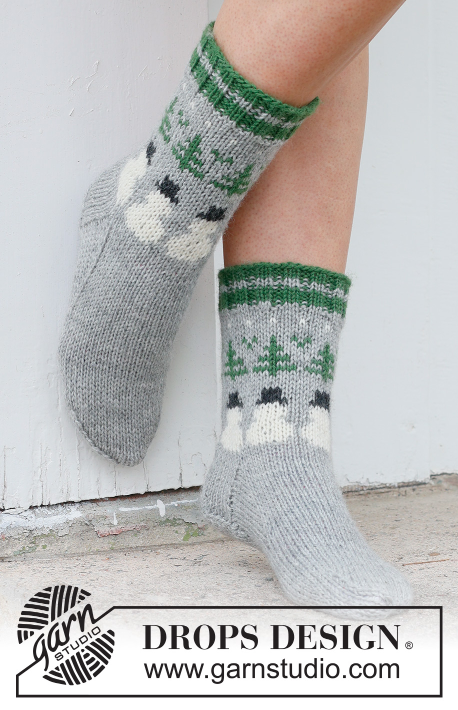Snowman Time Socks / DROPS 234-64 - Knitted socks in DROPS Karisma. The piece is worked top down with coloured Christmas tree and snowman pattern. Sizes 35 – 43. Theme: Christmas.