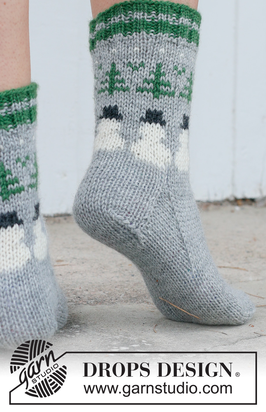 Snowman Time Socks / DROPS 234-64 - Knitted socks in DROPS Karisma. The piece is worked top down with coloured Christmas tree and snowman pattern. Sizes 35 – 43. Theme: Christmas.