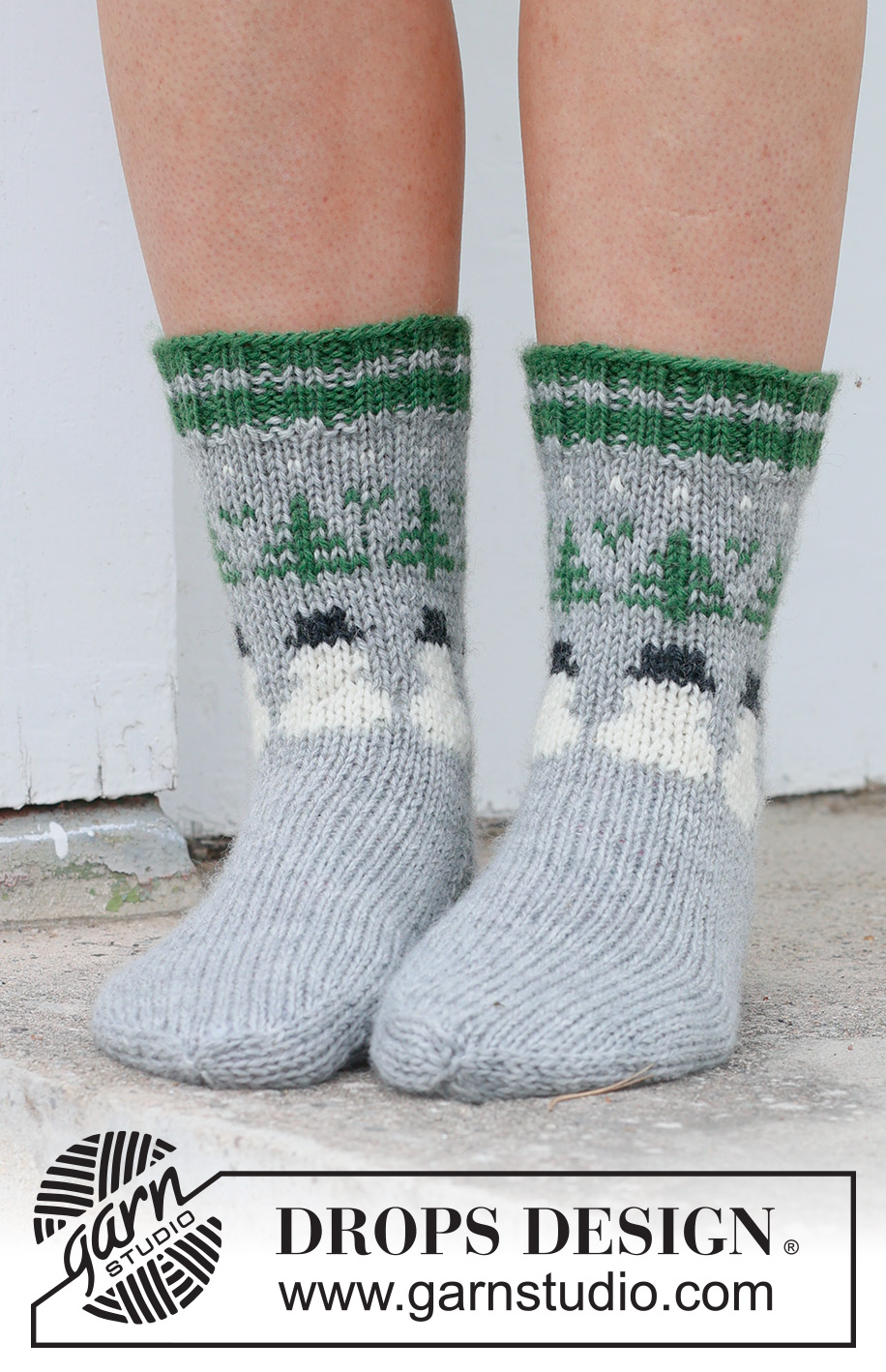 Snowman Time Socks / DROPS 234-64 - Knitted socks in DROPS Karisma. The piece is worked top down with coloured Christmas tree and snowman pattern. Sizes 35 – 43. Theme: Christmas.