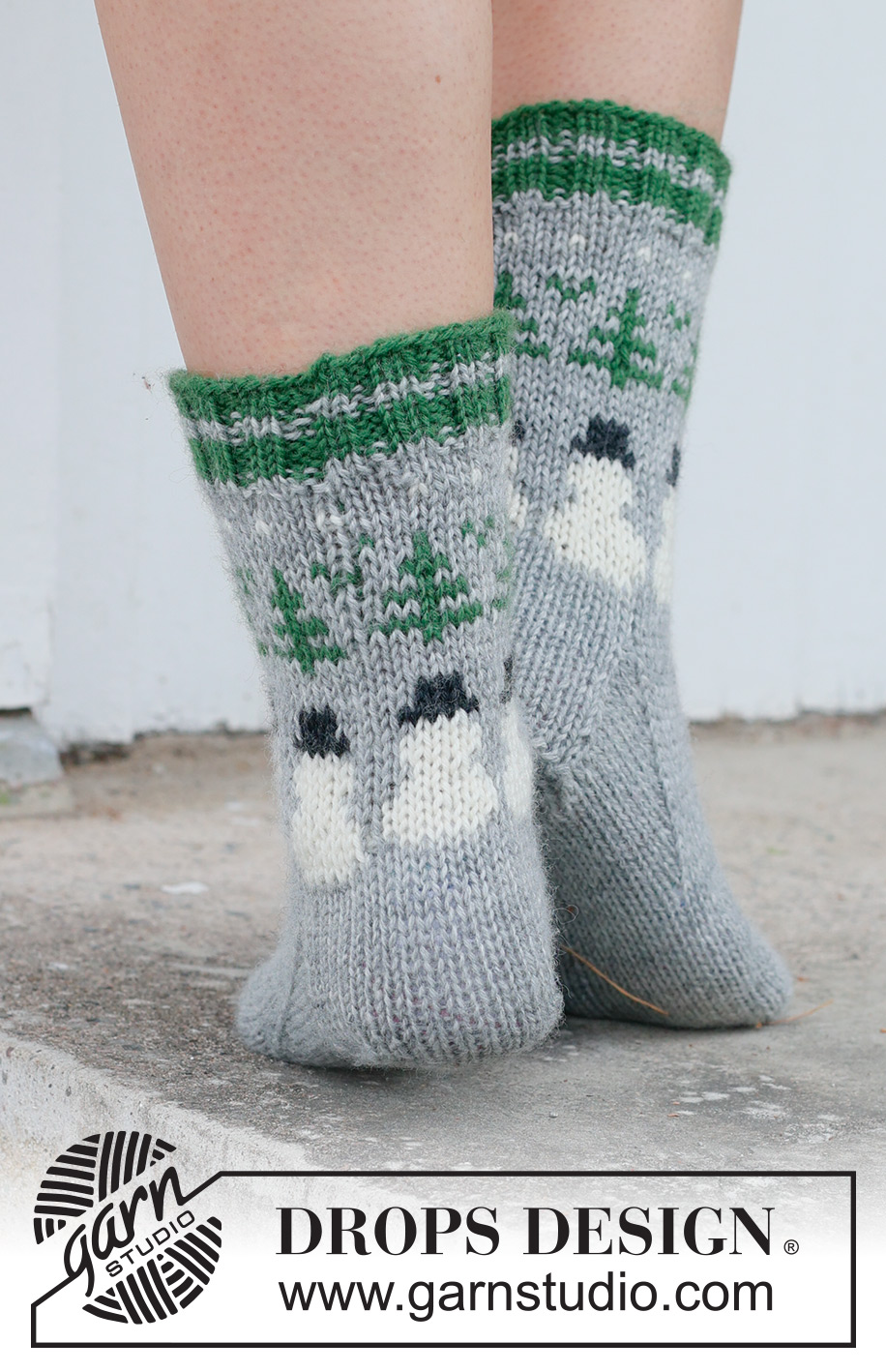 Snowman Time Socks / DROPS 234-64 - Knitted socks in DROPS Karisma. The piece is worked top down with coloured Christmas tree and snowman pattern. Sizes 35 – 43. Theme: Christmas.