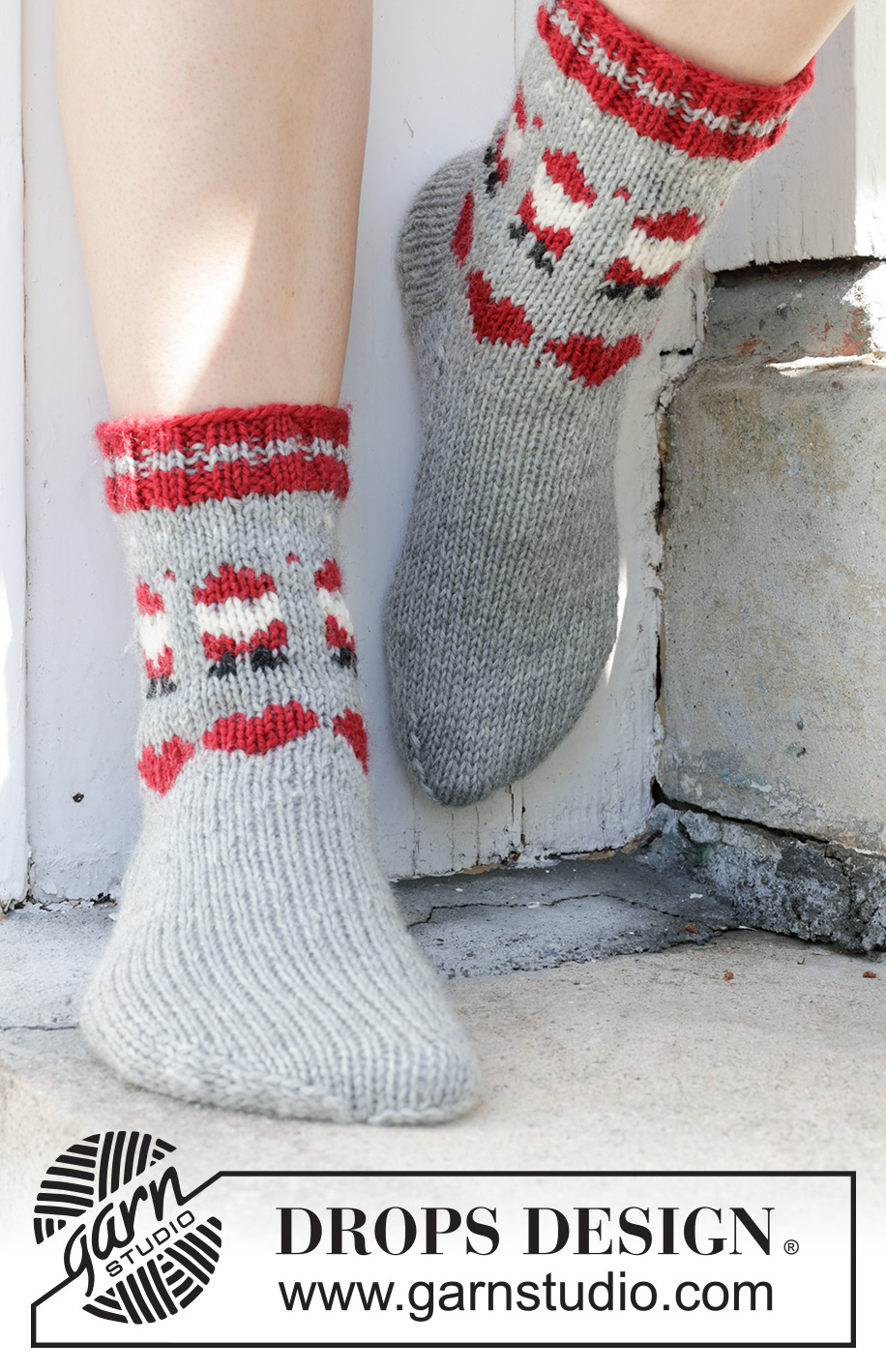 Santa Time Socks / DROPS 234-65 - Knitted socks in DROPS Karisma. The piece is worked top down with coloured Santa and heart-pattern. Sizes 35 – 43. Theme: Christmas.