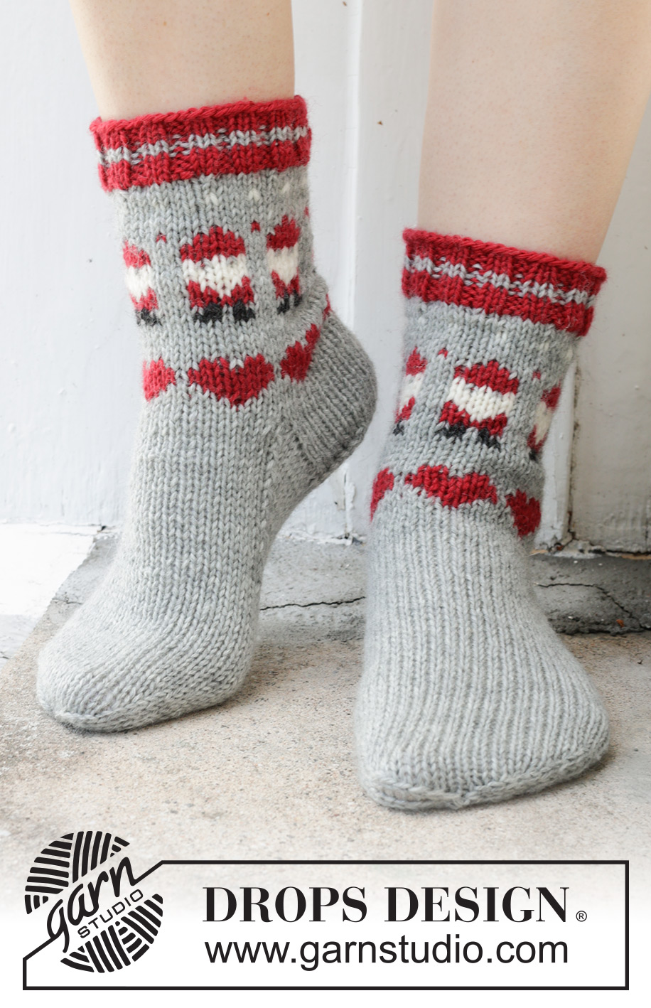 Santa Time Socks / DROPS 234-65 - Knitted socks in DROPS Karisma. The piece is worked top down with coloured Santa and heart-pattern. Sizes 35 – 43. Theme: Christmas.