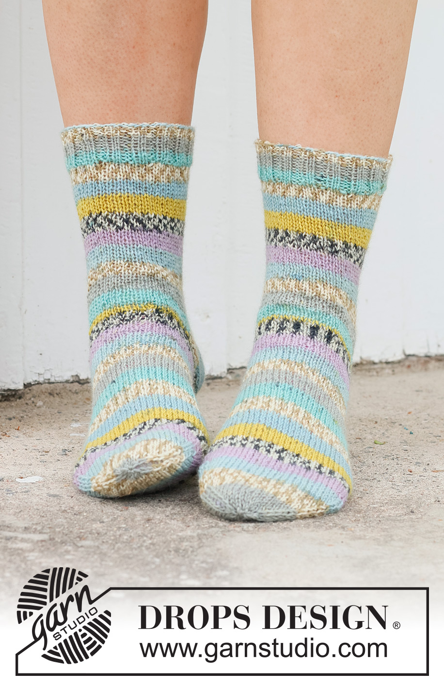 Country Charmers / DROPS 234-66 - Stickade sockor i DROPS Fabel. Arbetet stickas uppifrån och ner i slätstickning. Storlek 35 - 43.