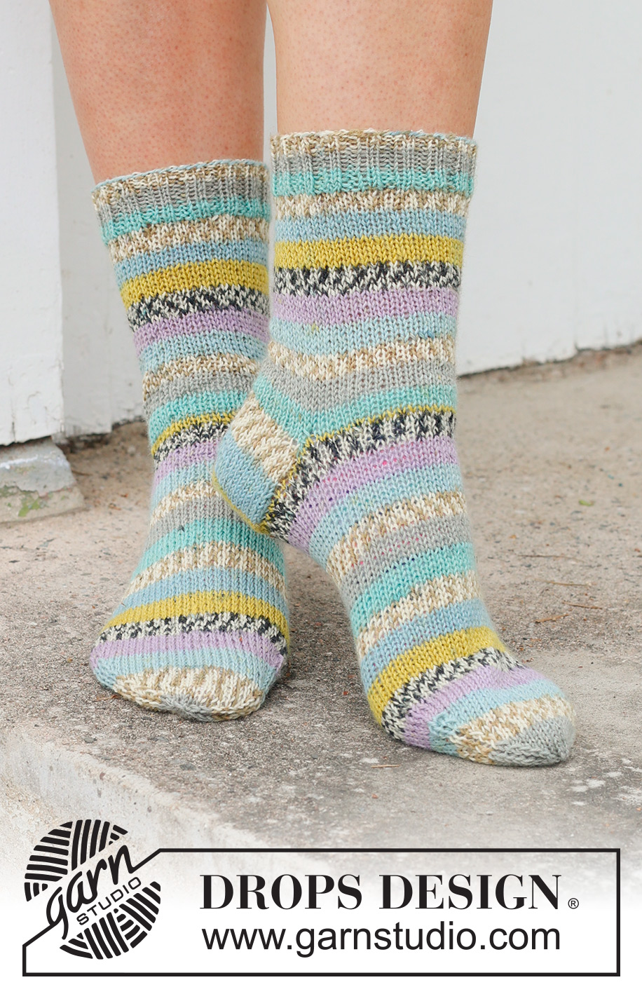 Country Charmers / DROPS 234-66 - Stickade sockor i DROPS Fabel. Arbetet stickas uppifrån och ner i slätstickning. Storlek 35 - 43.