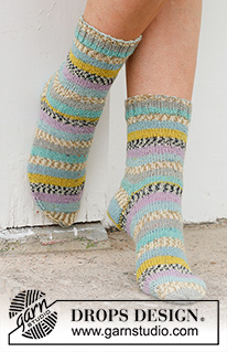 Country Charmers / DROPS 234-66 - Stickade sockor i DROPS Fabel. Arbetet stickas uppifrån och ner i slätstickning. Storlek 35 - 43.