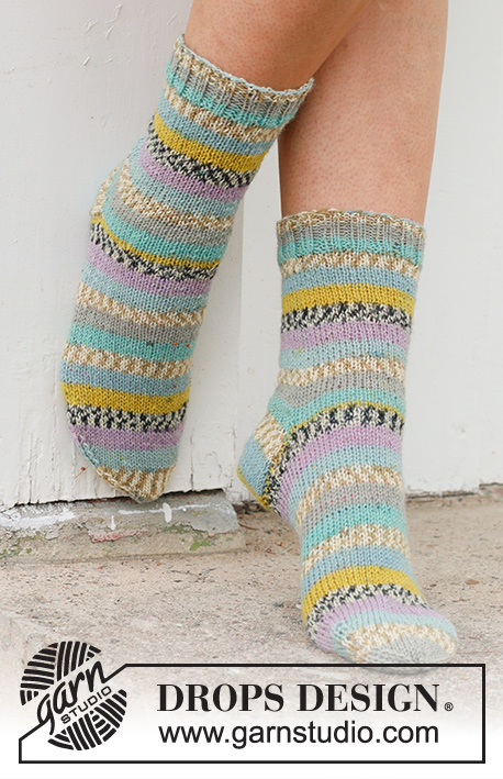 Country Charmers / DROPS 234-66 - Stickade sockor i DROPS Fabel. Arbetet stickas uppifrån och ner i slätstickning. Storlek 35 - 43.