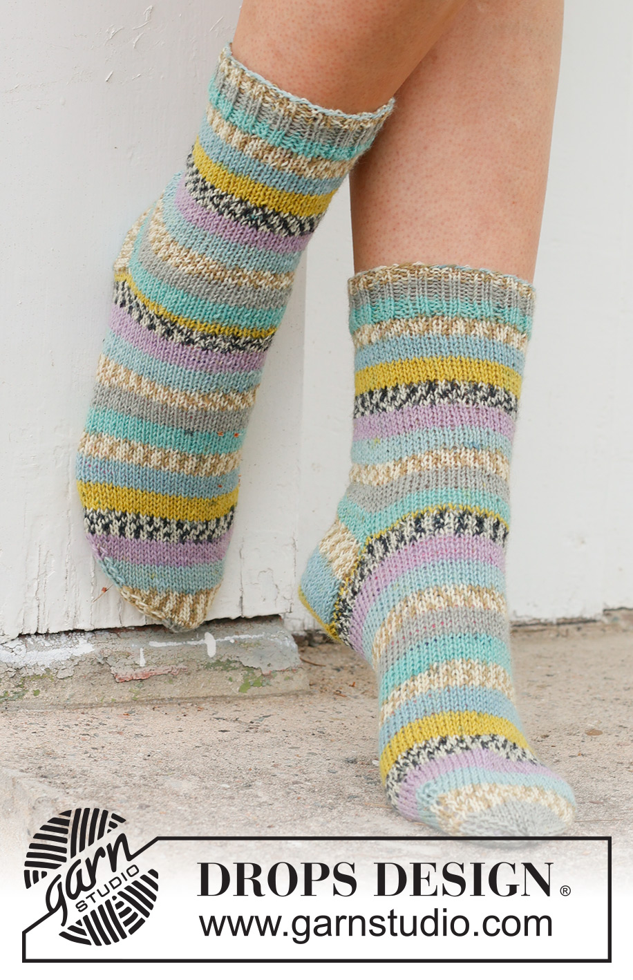 Country Charmers / DROPS 234-66 - Stickade sockor i DROPS Fabel. Arbetet stickas uppifrån och ner i slätstickning. Storlek 35 - 43.