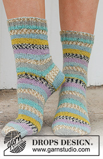 Country Charmers / DROPS 234-66 - Stickade sockor i DROPS Fabel. Arbetet stickas uppifrån och ner i slätstickning. Storlek 35 - 43.