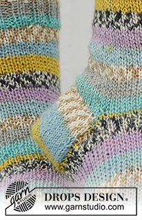 Country Charmers / DROPS 234-66 - Stickade sockor i DROPS Fabel. Arbetet stickas uppifrån och ner i slätstickning. Storlek 35 - 43.