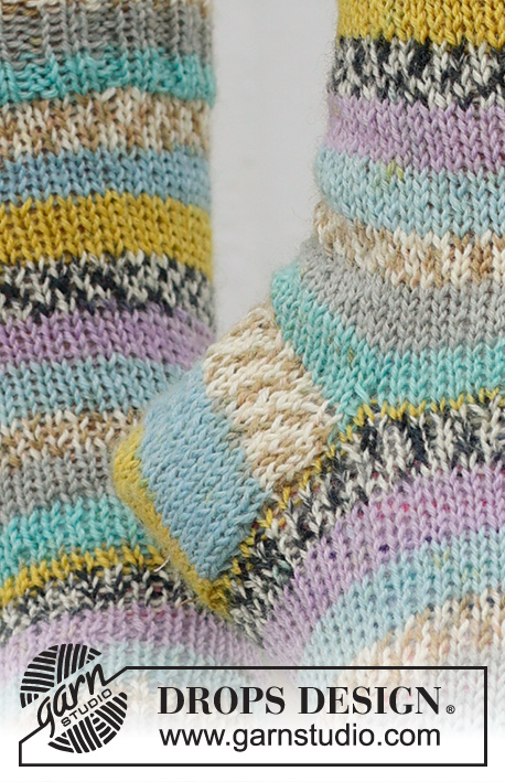 Country Charmers / DROPS 234-66 - Stickade sockor i DROPS Fabel. Arbetet stickas uppifrån och ner i slätstickning. Storlek 35 - 43.