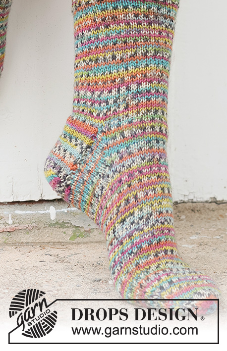 Berry Power Socks / DROPS 234-67 - Stickade sockor i DROPS Fabel. Arbetet stickas uppifrån och ner i slätstickning. Storlek 35 - 43.
