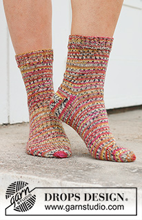 Dragon Fruit Socks / DROPS 234-68 - Stickade sockor i DROPS Fabel. Arbetet stickas uppifrån och ner i slätstickning. Storlek 35 - 43.