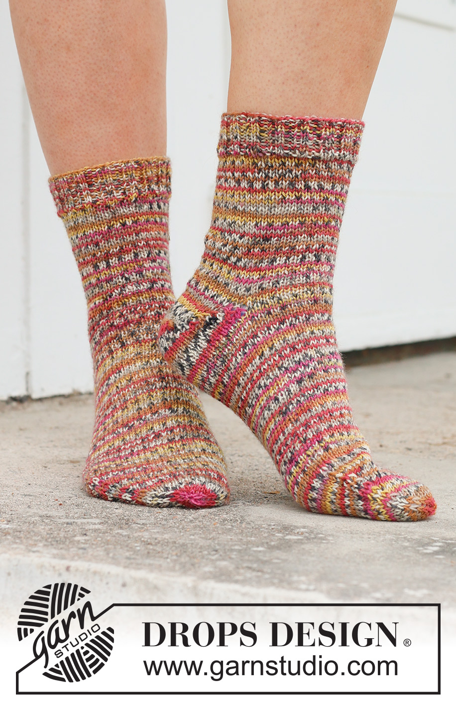 Dragon Fruit Socks / DROPS 234-68 - Stickade sockor i DROPS Fabel. Arbetet stickas uppifrån och ner i slätstickning. Storlek 35 - 43.