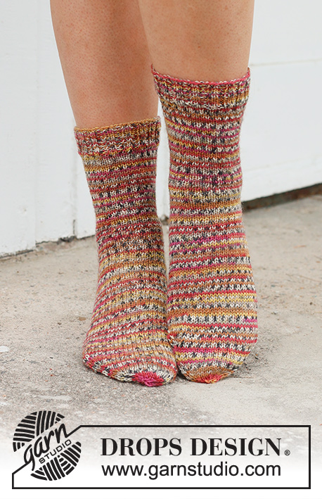 Dragon Fruit Socks / DROPS 234-68 - Stickade sockor i DROPS Fabel. Arbetet stickas uppifrån och ner i slätstickning. Storlek 35 - 43.