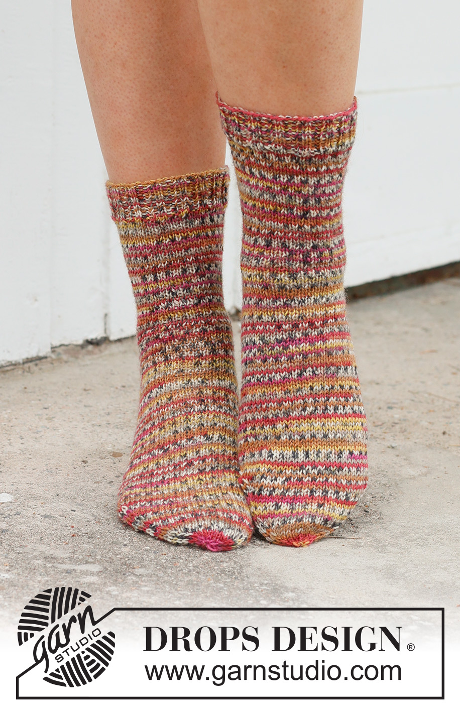 Dragon Fruit Socks / DROPS 234-68 - Stickade sockor i DROPS Fabel. Arbetet stickas uppifrån och ner i slätstickning. Storlek 35 - 43.