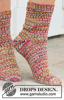 Dragon Fruit Socks / DROPS 234-68 - Stickade sockor i DROPS Fabel. Arbetet stickas uppifrån och ner i slätstickning. Storlek 35 - 43.