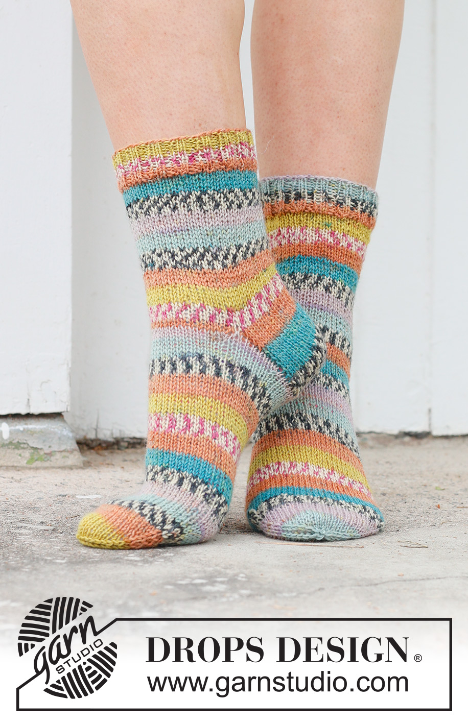 Winter Festival Socks / DROPS 234-69 - Knitted socks in DROPS Fabel. The piece is worked top down in stockinette stitch. Sizes 35 – 43 = US 4 1/2 – 12 1/2.