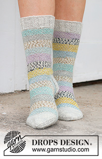 Sunset Dance Socks / DROPS 234-70 - Gebreide sokken in DROPS Fabel. Het werk wordt van boven naar beneden gebreid, met gebroken gerstekorrel. Maten 35 – 43.