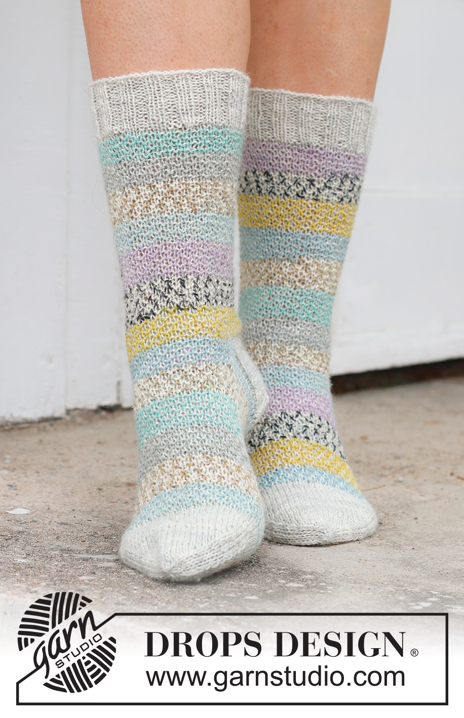 Sunset Dance Socks / DROPS 234-70 - Gebreide sokken in DROPS Fabel. Het werk wordt van boven naar beneden gebreid, met gebroken gerstekorrel. Maten 35 – 43.