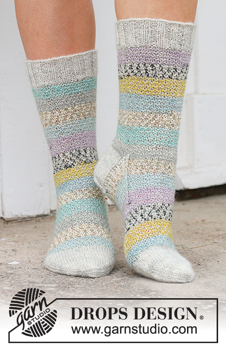 Sunset Dance Socks / DROPS 234-70 - Gebreide sokken in DROPS Fabel. Het werk wordt van boven naar beneden gebreid, met gebroken gerstekorrel. Maten 35 – 43.