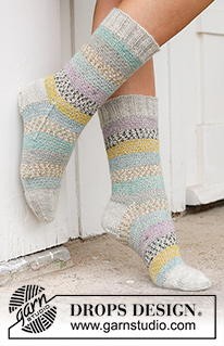 Sunset Dance Socks / DROPS 234-70 - Gebreide sokken in DROPS Fabel. Het werk wordt van boven naar beneden gebreid, met gebroken gerstekorrel. Maten 35 – 43.
