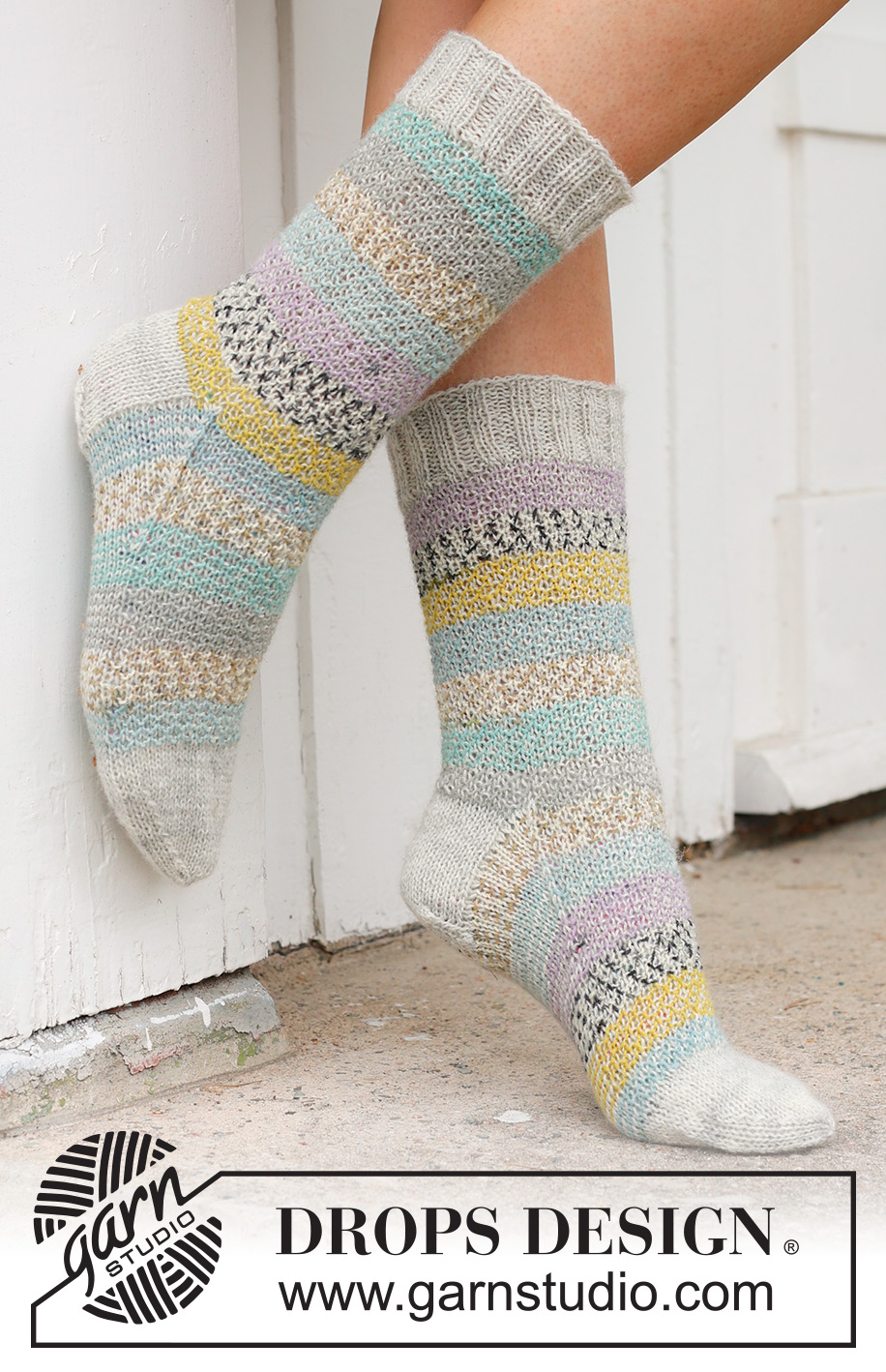 Sunset Dance Socks / DROPS 234-70 - Gebreide sokken in DROPS Fabel. Het werk wordt van boven naar beneden gebreid, met gebroken gerstekorrel. Maten 35 – 43.