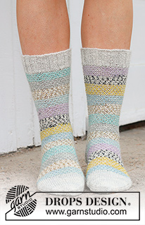 Sunset Dance Socks / DROPS 234-70 - Gebreide sokken in DROPS Fabel. Het werk wordt van boven naar beneden gebreid, met gebroken gerstekorrel. Maten 35 – 43.