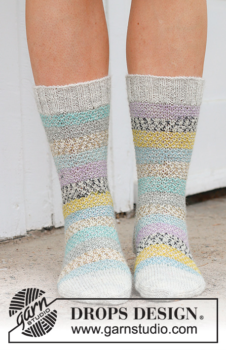 Sunset Dance Socks / DROPS 234-70 - Gebreide sokken in DROPS Fabel. Het werk wordt van boven naar beneden gebreid, met gebroken gerstekorrel. Maten 35 – 43.