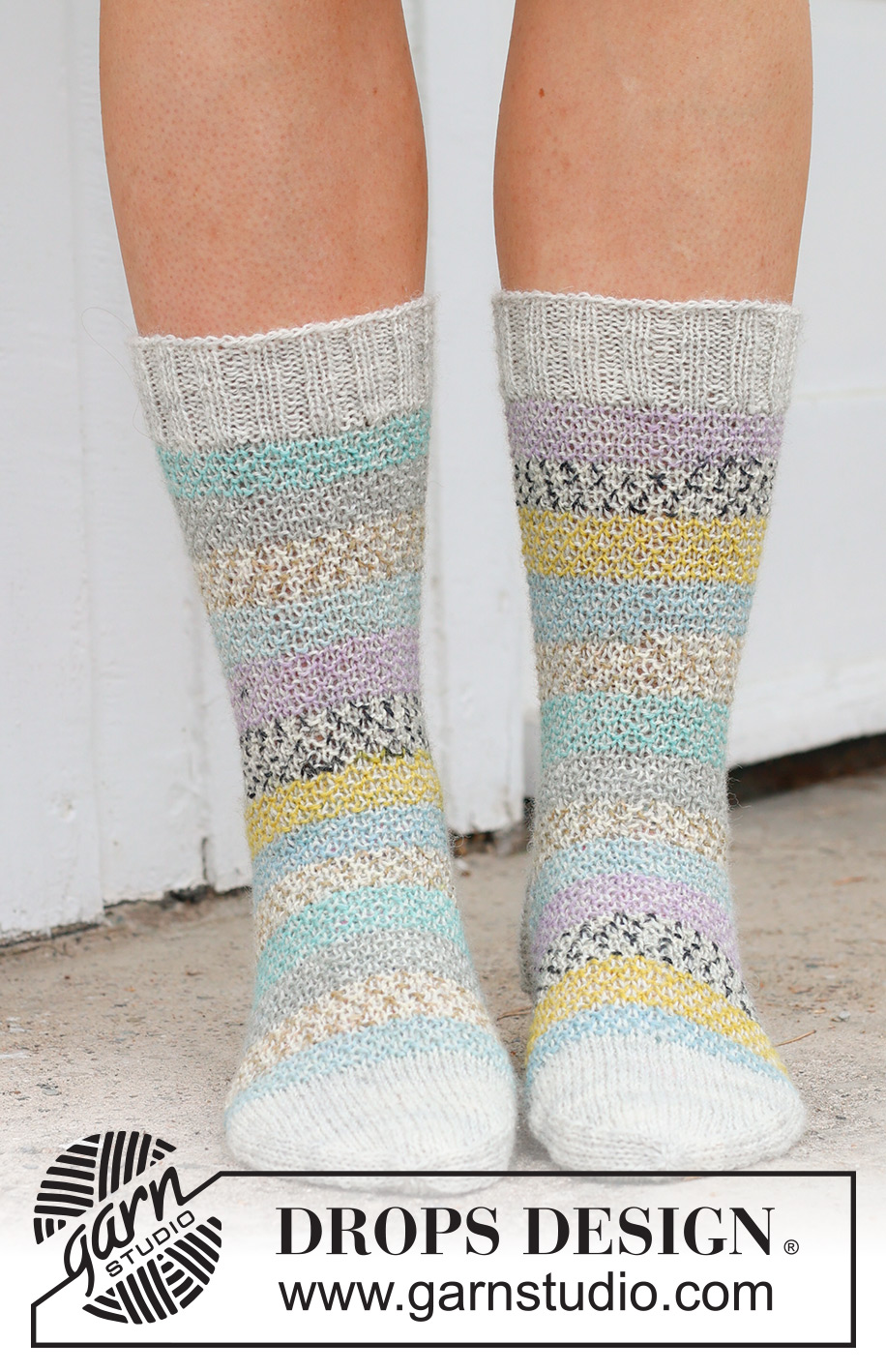 Sunset Dance Socks / DROPS 234-70 - Gebreide sokken in DROPS Fabel. Het werk wordt van boven naar beneden gebreid, met gebroken gerstekorrel. Maten 35 – 43.