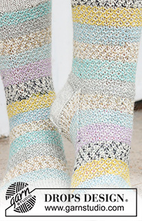 Sunset Dance Socks / DROPS 234-70 - Gebreide sokken in DROPS Fabel. Het werk wordt van boven naar beneden gebreid, met gebroken gerstekorrel. Maten 35 – 43.