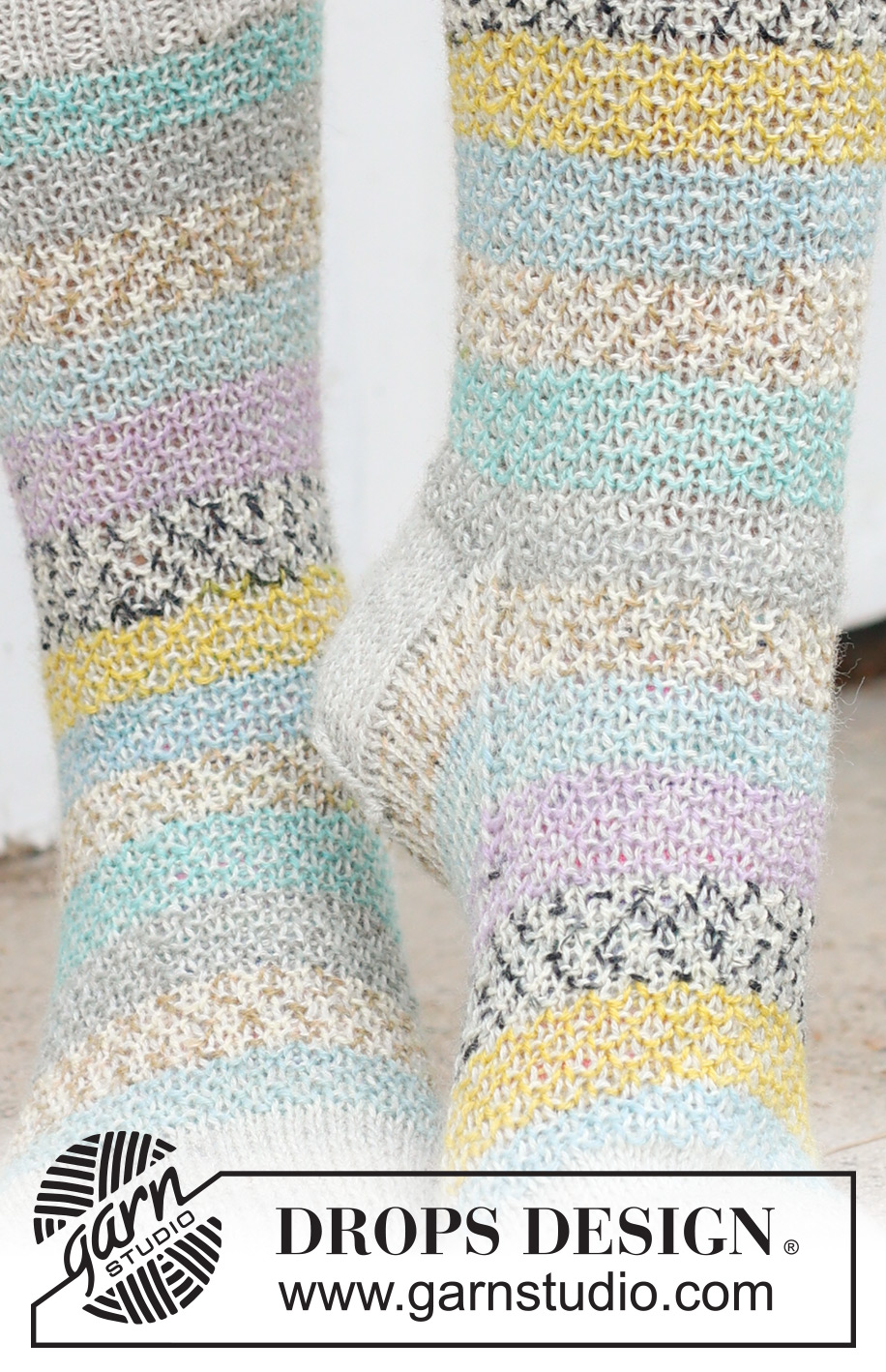 Sunset Dance Socks / DROPS 234-70 - Gebreide sokken in DROPS Fabel. Het werk wordt van boven naar beneden gebreid, met gebroken gerstekorrel. Maten 35 – 43.
